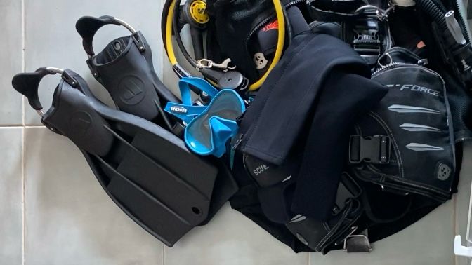 Scuba diving equipment