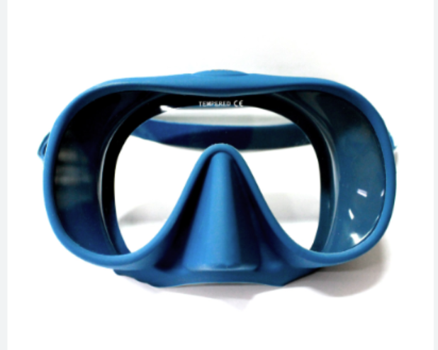 Clear scuba mask underwater