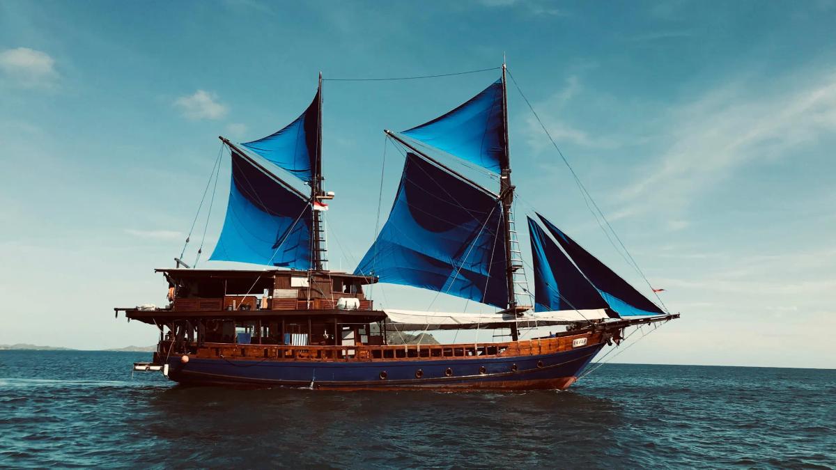 Moana liveaboard cruising in Komodo National Park, Indonesia