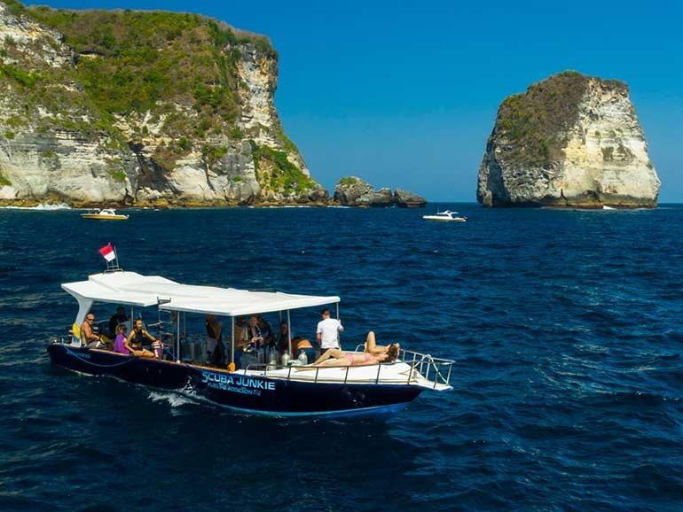 Snorkel boat below the cliffs of Nusa Penida, Bali