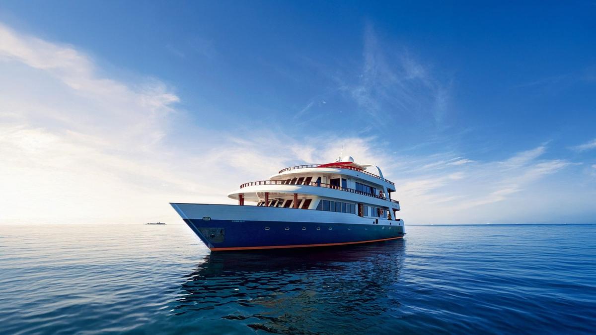 DUNE Theia liveaboard anchored in the Maldives